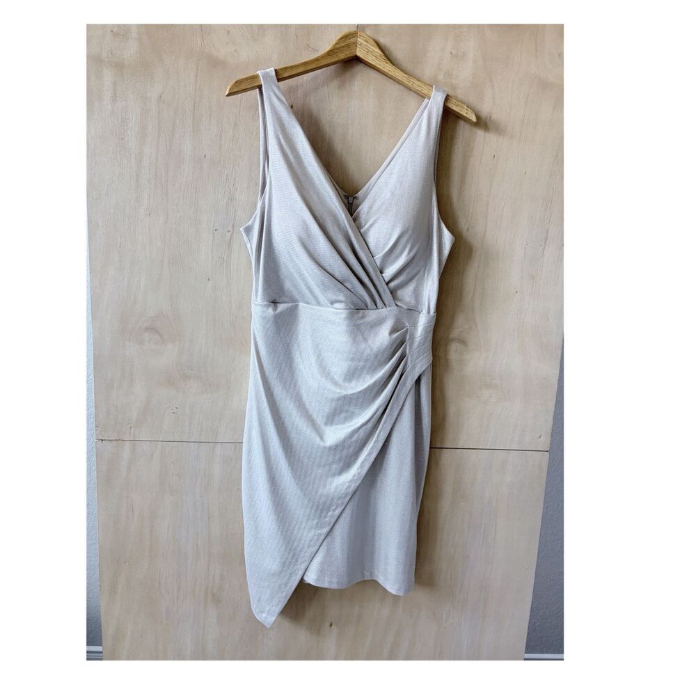 GUESS Women's 12 Champagne Dress Sleeveless V-Neck Pleated Lined Knee Length